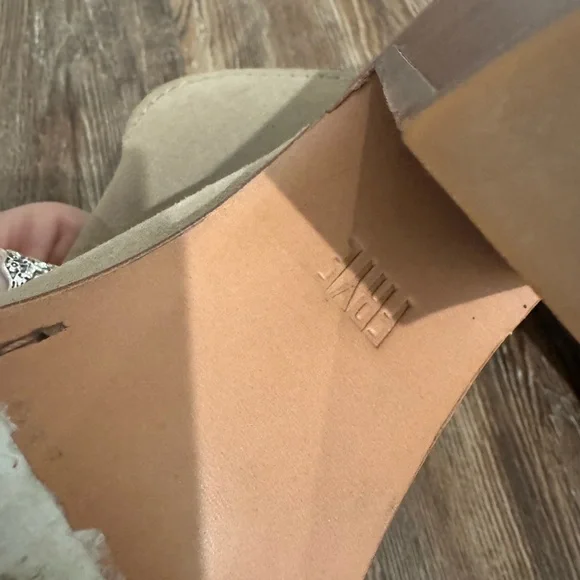 Stylish Tan Women's Heeled Sandals Frye - Picture 5 of 6